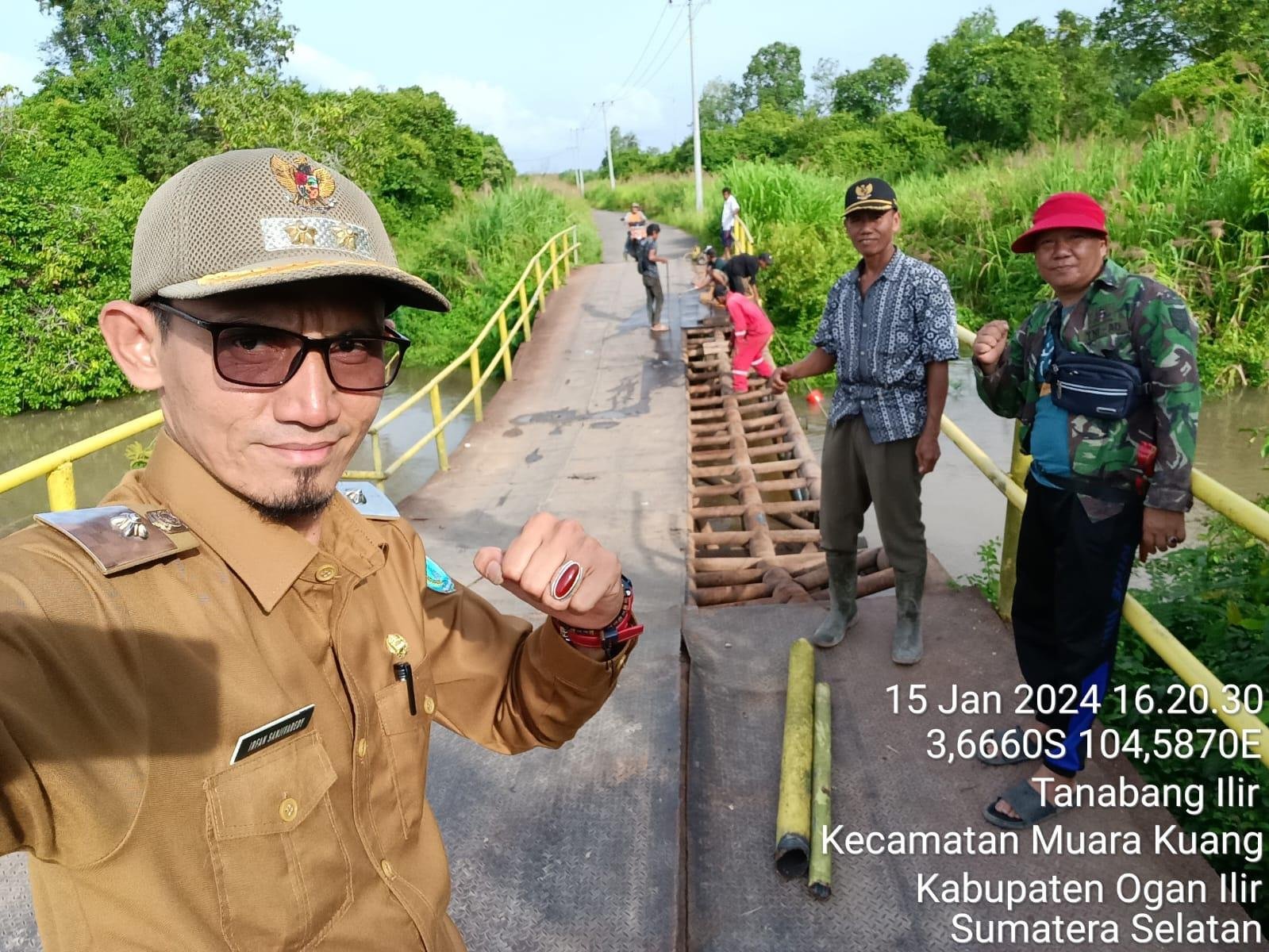 Gerak Cepat Jembatan Penghubung Desa Tanabang Ilir Mulai Diperbaiki