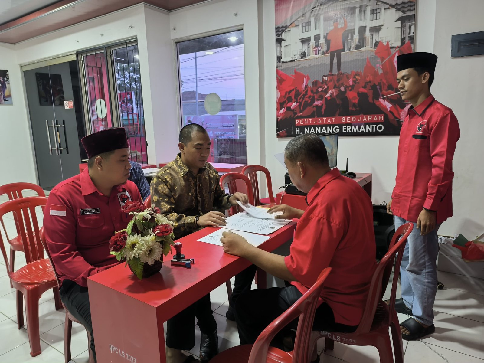 Nanang Ermanto Daftarkan Diri Sebagai Bakal Cakada Di Kantor DPC PDI