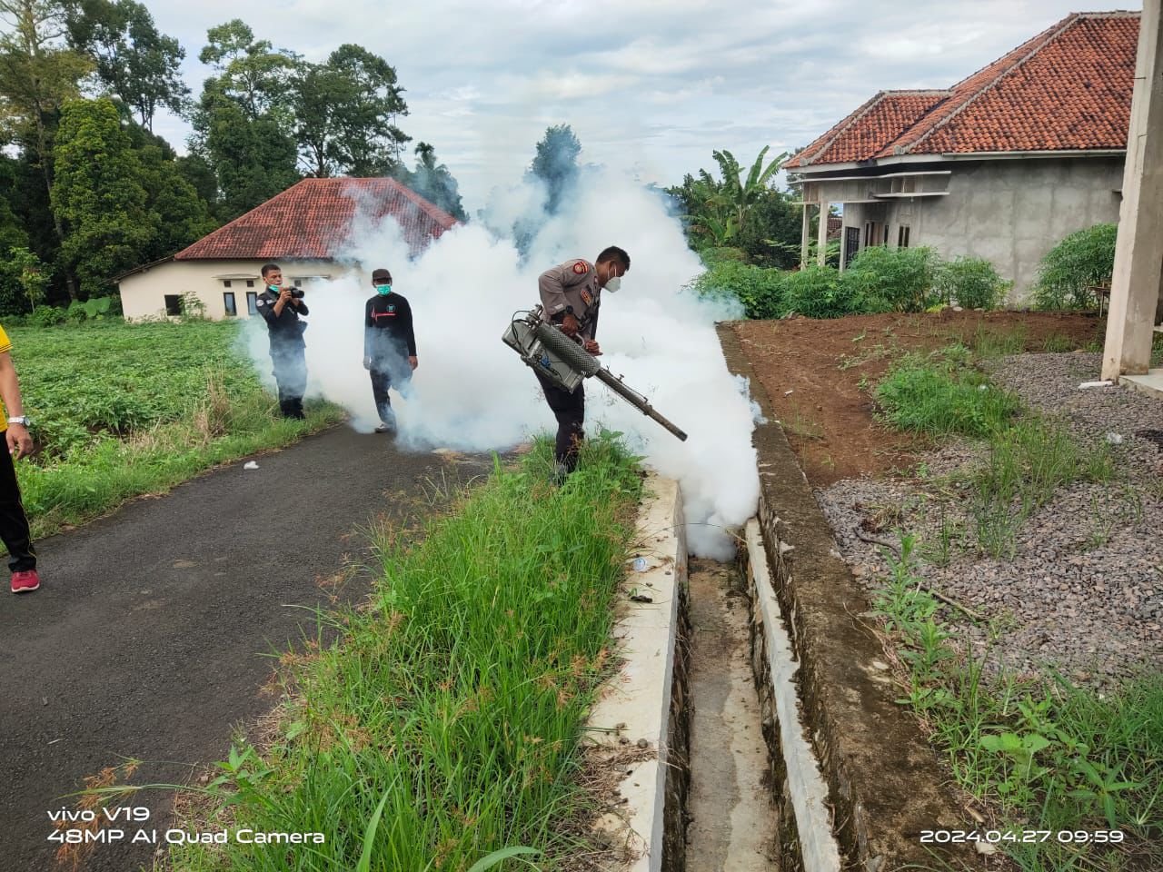 Penyemprotan Fogging Antisipasi Demam Berdarah Di Tanggamus