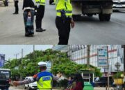 Pastikan Keselamatan Masyarakat, Personil Pos Yan Nararu Polres Lampung Tengah Bantu Menyebrangkan Jalan
