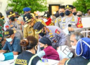 Tinjau Vaksinasi Serentak se-Indonesia, Kapolri Instruksikan Akselerasi ke Lansia dan Anak-Anak