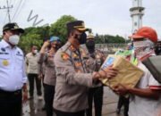 Kapolres Bersama Bupati Lampung Tengah, Berikan Bantuan Sembako Dalam Ops Keselamatan Krakatau 2022