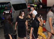 Razia Tempat Hiburan, Polisi Amankan Pemandu Karaoke dan Puluhan Botol Miras