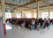 Kades desa Berasan Makmur Sri Wahyuni bagikan BLT  April – Juni 2022