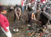 Sebagai Bentuk Sinergitas, Bhabinkamtibmas Laksanakan Bersih Bersih Jalan Bersama Warga