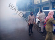 CEGAH DEMAM BERDARAH POLRESTA BANDAR LAMPUNG LAKUKAN FOGGING