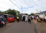 Patah As Roda Belakang, Truk Muatan Tanah Terguling