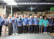 Walikota dan Wakil Walikota Metro Serahkan Bantuan Pengembangan Ekonomi Masyarakat Tahun 2022