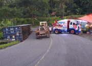 Truk Muatan Triplek Terguling Saat Turun di Tikungan Kalimalang