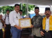 Kunker ke Kampung Mataram Udik, Bupati Musa Ahmad Serahkan Bansos Upaya Penanganan Dampak Inflasi