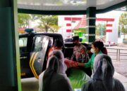 Dengan Sigap, Pak Polisi Tolong Guru Pingsan 