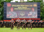 Disematkan Baret Merah Kopassus, Kapolri: Jangan Ragukan Sinergisitas TNI-Polri Jaga NKRI