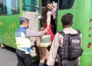 Aksi Humanis Personil Pos Pam Nataru Polres Lampung Tengah, Bantu Warga Lansia Yang Hendak Naik Bus