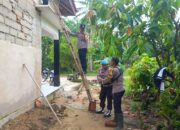 Polres Lampung Timur Gotong Royong Bantu Korban Angin Puting Beliung