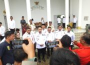 Wakil Bupati Lampung Utara, Ardian Saputra Serahkan Plakat Dan Piagam Perhargaan 300 Besar Cempaka Wisata Raja village 2023 Dari Kemenparekraf Ke Kepala Desa Cempaka