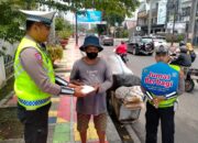 Jumat Berkah, Sat Lantas Polresta Bandar Lampung Bagikan Nasi Kotak Kepada Masyarakat