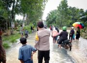 Jajaran Polsek dan Polres Lamteng Lakukan Pengamanan Serta mengatur Arus Lalulintas di Jalan Yang Tergenang Air Akibat Hujan Deras