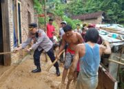 Respon Cepat, Polsek Panjang Bersama Warga Evakuasi Material Longsor Di Dua Lokasi Berbeda