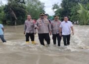 Tinjau Langsung Lokasi Banjir, Kapolres Tulang Bawang Berikan Imbauan Agar Warga Lewat Jalan Alternatif