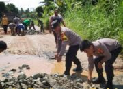 Polsek Padang Ratu Bersama TNI Dan Forkopimcam Pubian Perbaiki Jalan Secara Grobyokan