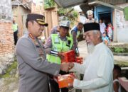 Berbagi Di Bulan Suci, Kapolresta Bandar Lampung Bagikan Nasi Kotak