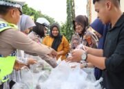 Berhentikan Pengguna Jalan, Polres Lampung Timur Bagi Ta’jil Gratis