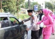 Turun Kejalan, Kapolres Lampung Timur AKBP M. Rizal Muchtar, Bagikan Ta’jil Gratis