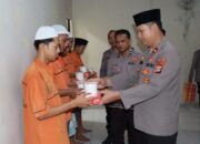 Sambangi Tahanan, Wakapolres Lampung Timur Bagikan Makanan Berbuka Puasa