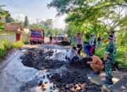 Wujud Kepedulian, Polsek Jabung Bersama TNI Bantu Warga Perbaiki Jalan Rusak