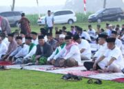 Bupati Lamsel Lakukan Sholat Idul Fitri 1444 H Bersama Keluarga dan Masyarakat di Lapangan Desa Way Galih Kec. Tanjung Bintang