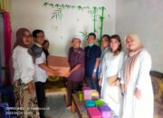 Penyerahan Bingkisan Lebaran Kepada Guru Sebagai Bentuk Terimakasih