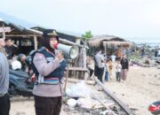 Kasat Binmas Polres Lamsel AKP Yani Devi Yanti Himbau Pengunjung Wisata Pantai Wilayah Kalianda Lampung Selatan