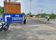 Jelang Arus Balik, Sat Lantas Polresta Bandar Lampung Pasang Rambu Penunjuk Arah Menuju Pelabuhan Panjang