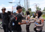 Humanis, Polwan Polresta Bandar Lampung Bagikan Coklat Kepada Massa Aksi Unjuk Rasa May Day