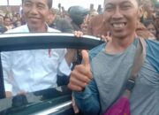 Ribuan Masyarakat Tumpah Ruah di Jalan Menunggu Kedatangan Presiden Joko Widodo di Simpang Randu Lampung Tengah