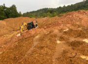 Diduga Satu Excavator Milik Bos SPBU Merambah Kawasan Hutan Produksi Desa Semulut 