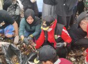 Akibat Viral Eva Dwiana Walikota Bandar Lampung Ditengah Guyuran Hujan Lakukan Pembersihan Sampah di Pinggir Pantai