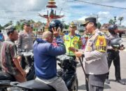 Peduli Keselamatan Masyarakat, Kapolres Lampung Tengah Bersama Pak Bhabin Bagikan Helm Gratis Dalam Ops Patuh Krakatau 2023