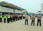 Peduli Lingkungan Polres Tulang Bawang Barat Bersama Warga Bersihkan Sampah Berserakan