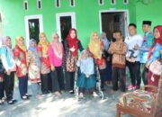 Devriyana Marda Ardian Didampingi Kadis Sosial Lampura Berikan Bantuan Kursi Roda Ke Penyandang Disabilitas