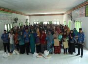 Wakil Ketua TP-PKK Lampura Devriyana Marda, Serahkan Bantuan Sembako Korban Angin Puting Beliung di Abung Semuli