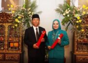 Bupati Lampura Dan Ketua TP-PKK Terima Penghargaan Manggala Karya Kencana