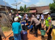 Dampak El Nino, Kapolres Turun Langsung Bagikan Air Bersih di Way Kanan.