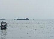 Diduga Lakukan Aktifitas Ilegal, KRI Angkatan Laut Tangkap Kapal Tongkang di Barat Pulau Condong