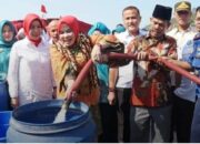 Ketua TP PKK, Winarni bersama Anggota DPRD Lamsel Sadide Salurkan Air Bersih Untuk Warga Bakauheni