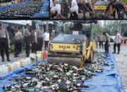 Polres Lamsel Musnahkan 1.403 Botol Miras Berbagai Merk dan Ukuran Serta 576 Liter Tuak