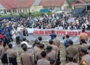 Merasa Ada Kecurangan,Tenaga Honorer Geruduk Kantor Bupati Kerinci.