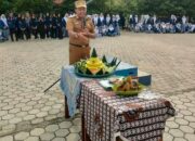 Para Siswa Beri Kejutan di Hari Ultah Ke 55 Kepala Sekolah SMKN 1 Seputih Surabaya
