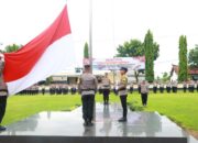 Dalam Upacara Hari Kesadaran Nasional, Kapolres Lampung Timur Berikan Penghargaan Kepada Personel Yang Berprestasi
