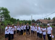 Relawan IM Ganjar dan Relawan Ganjar Mahfud Lampung Gotong Royong Perbaiki Jalan Lubuk Banjar Masin